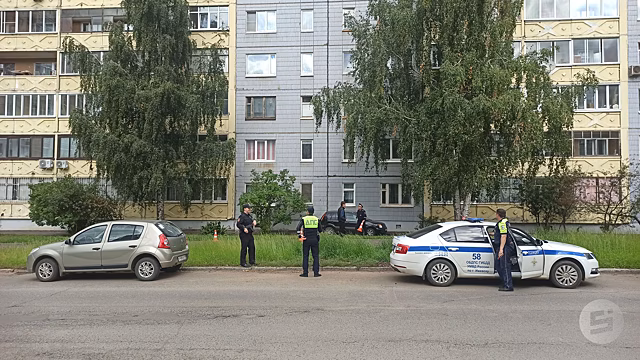 Водителя автомобиля, врезавшегося в дом на улице Фалалеева, госпитализировали