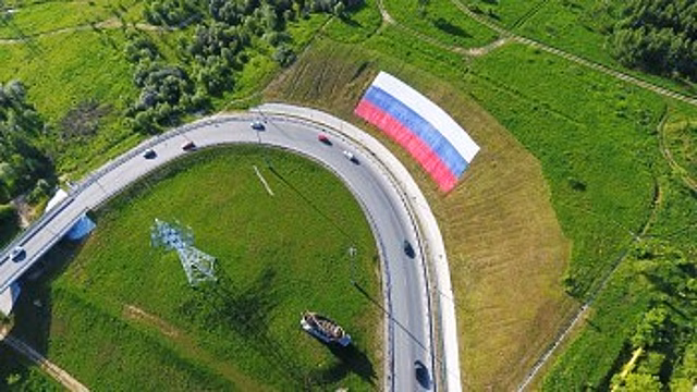 На обходе Калуги развернули огромный флаг России