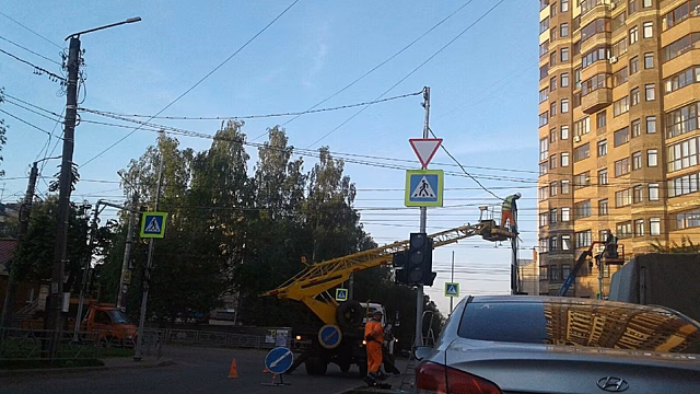 На перекрёстке Воровского и Володарского в Кирове устанавливают светофор