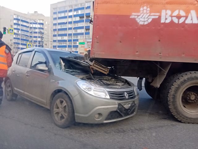 Иномарка залетела под грузовик «Водоканала» в Рязани