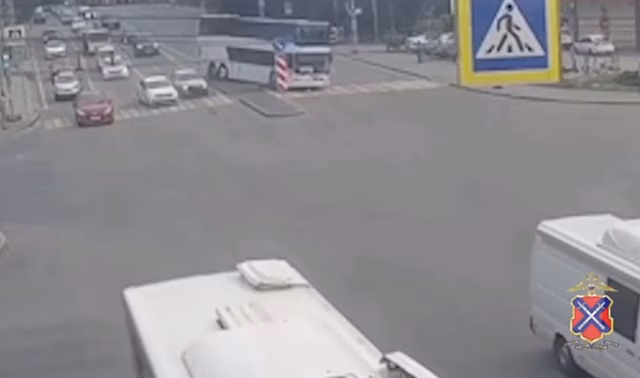 На видео попал момент ДТП с двухэтажным автобусом в центре Волгограда