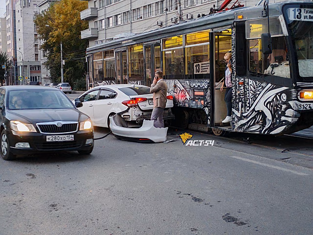 В Новосибирске трамвай "снес" бампер автомобиля Kia Cerato