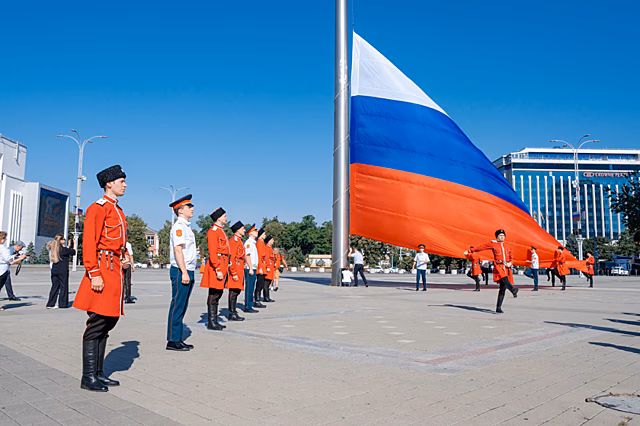 Огромный триколор развернут в День флага в Краснодаре
