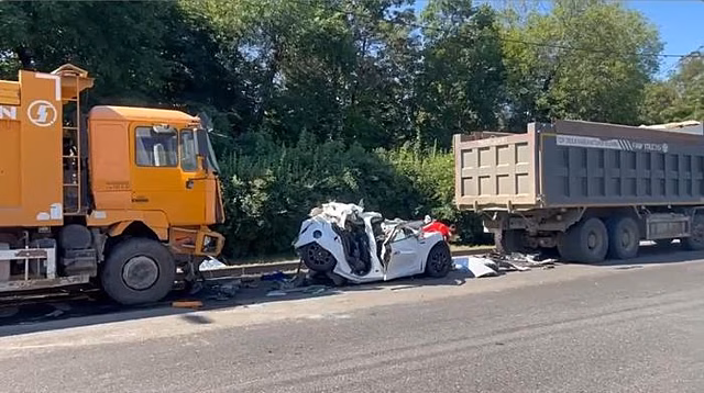 В Краснодаре легковой автомобиль был раздавлен двумя грузовиками