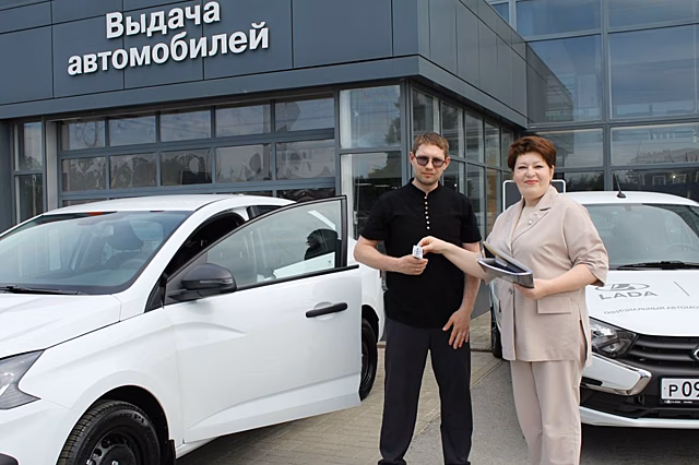 Липчанин и житель Задонска получили спецавтомобили от СФР