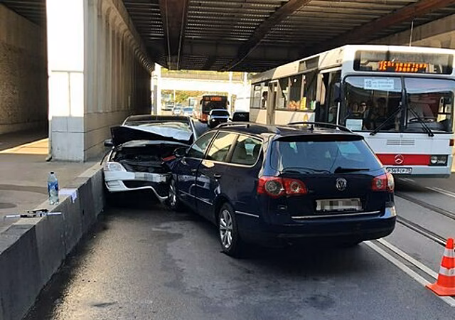 На Киевской легковушка выехала на встречку и вдавила в бордюр другое авто