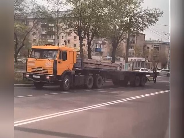 В центре Читы с ехавшего большегруза на дорогу упали плиты