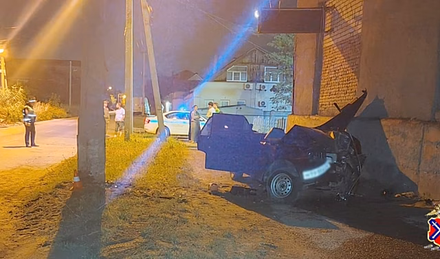 В Волгограде 17-летний студент с друзьями на ВАЗе врезался в столб