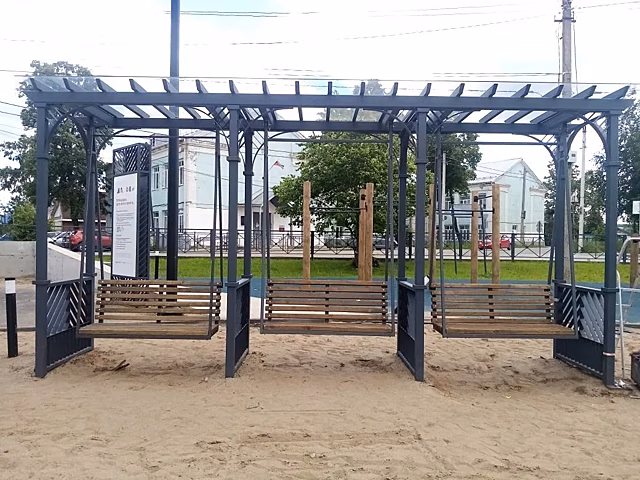 На набережной Воткинска взамен повреждённых качелей поставили новые