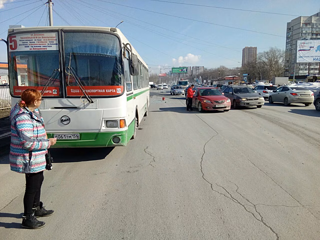 Автобус с пассажирами попал в аварию на улице Широкой