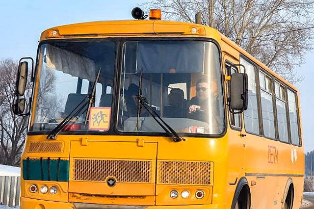 В Нижегородской области грузовик столкнулся с автобусом, перевозившим детей