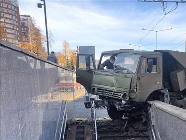 В Самаре КамАЗ врезался в пешеходный переход около Фабрики-кухни