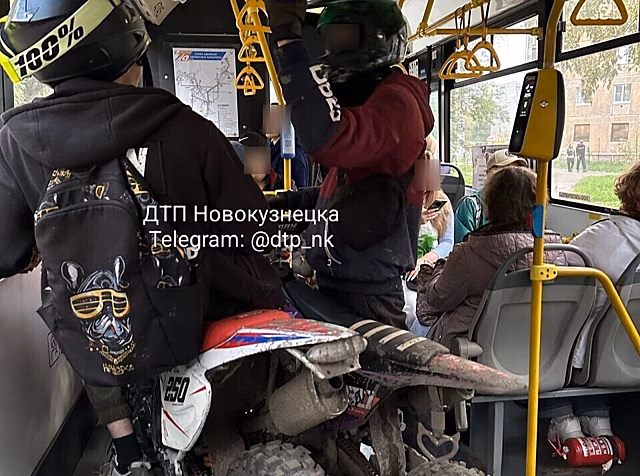 Два экстремала везли мотоциклы в новокузнецком автобусе