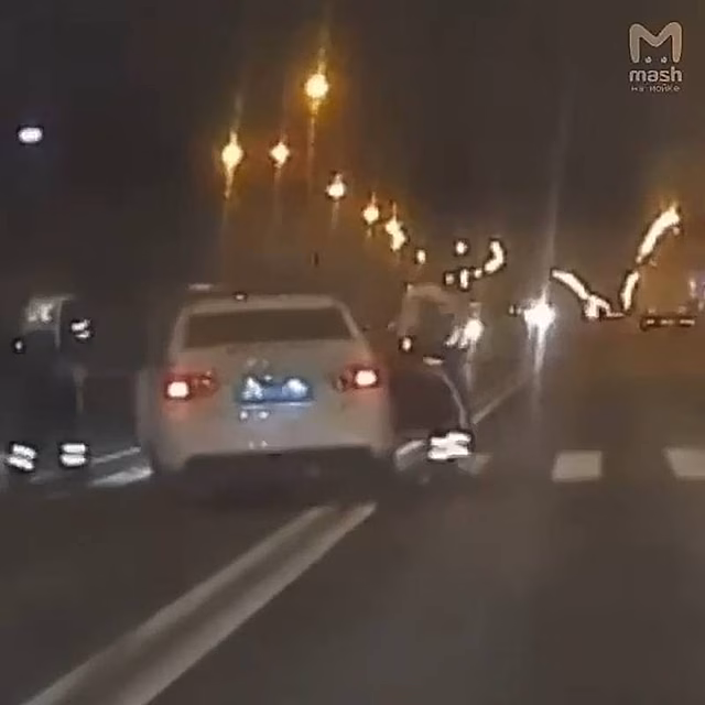 Машина ДПС сбила мать с ребенком в российском городе и попала на видео