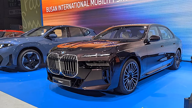 BMW представила эксклюзивную «черную» версию 7 Series
