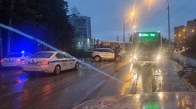 В Новосибирске в ДТП с автобусом пострадали четыре человека