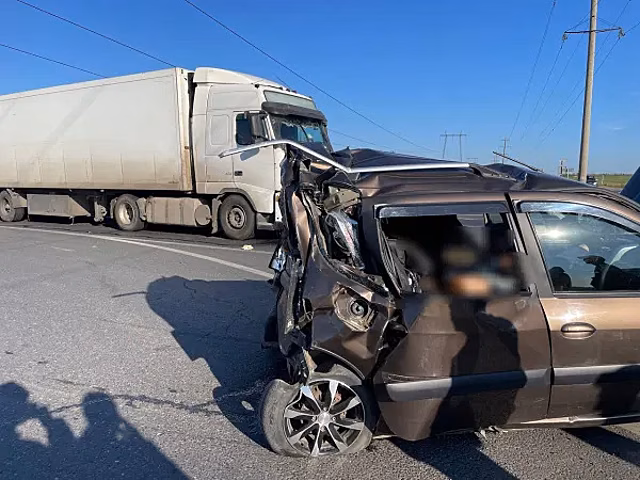 Три человека погибли: в Самарской области на трассе М5 фура с арбузами протаранила "Ларгус"