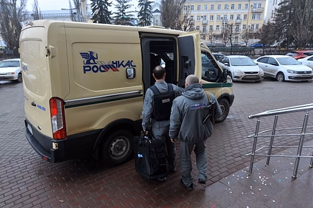 СМИ: В России обрушившийся пешеходный мост раздавил инкассаторскую машину