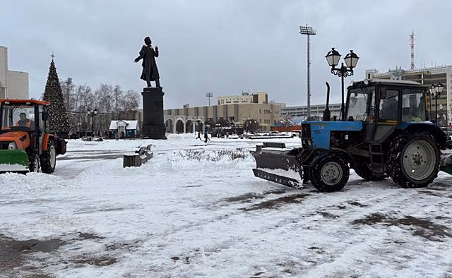 В Курске продолжают убирать снег и мусор во дворах