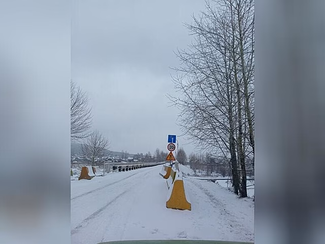 Большегрузы вновь ездят по мосту через реку Амазар