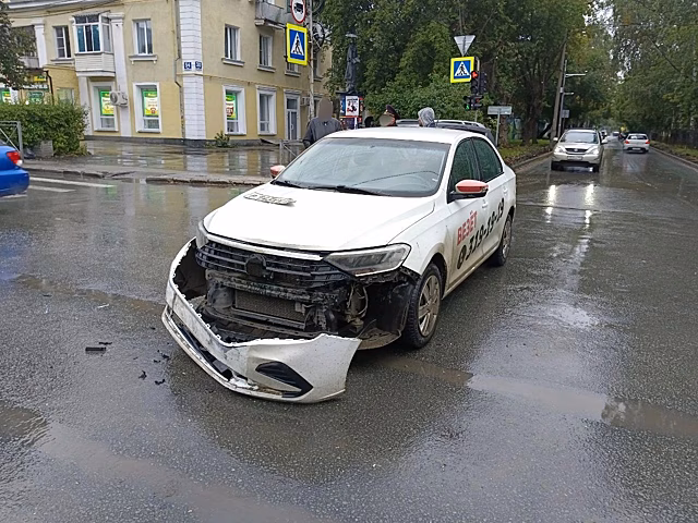 Столкновение двух автомобилей в Новосибирске унесло жизнь пешехода