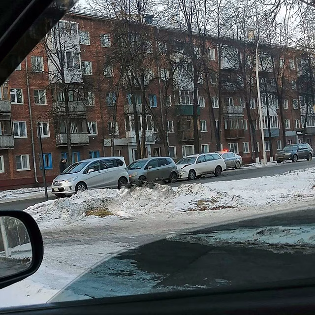 Сразу три автомобиля столкнулись на кемеровской улице