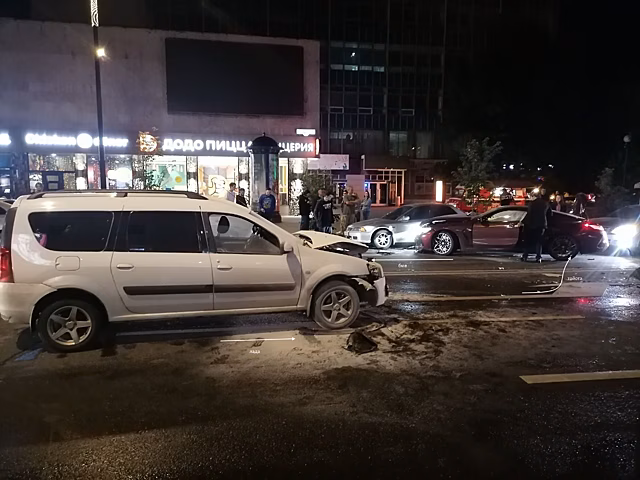 Две маленькие девочки пострадали в ДТП с участием 4 машин в центре Красноярска