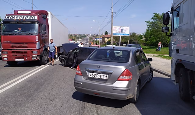 Иногородний водитель устроил массовое ДТП в Волгограде
