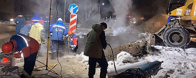 Второй день подряд в Красногвардейском районе Петербурга не устраняют коммунальную аварию