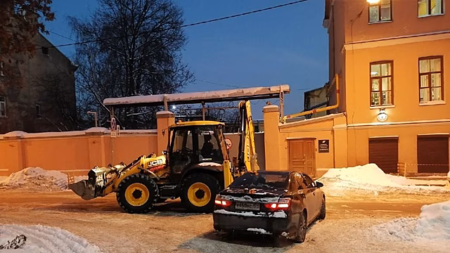Снегоуборочная машина вновь протаранила выезжающий со двора автомобиль в Петербурге