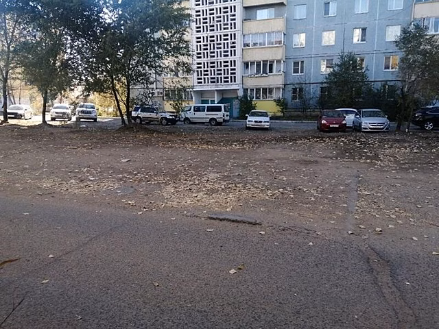 Территорию рядом с многоквартирным домом в Чите освободили от гаражей