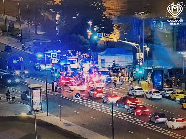 Машина влетела в толпу пешеходов в Москве