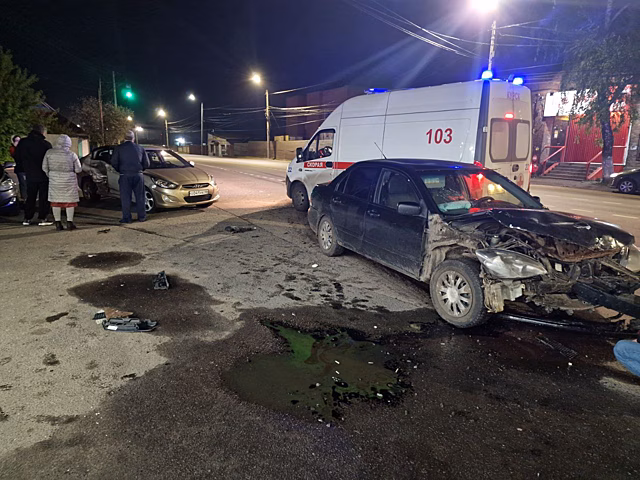 В Курске вечером 1 мая столкнулись Hyundai и Mitsubishi