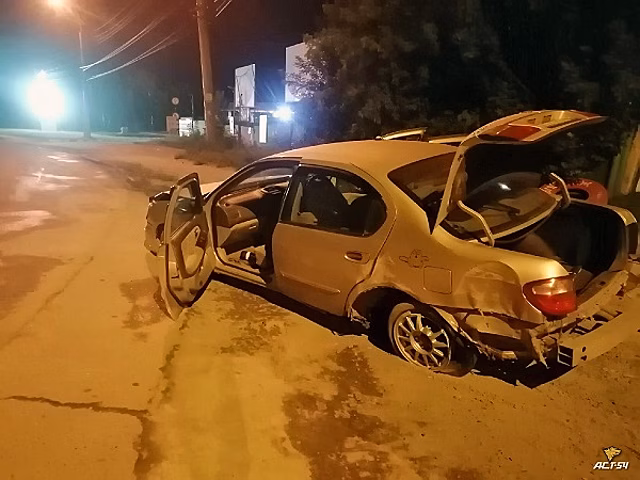Новосибирский водитель въехал в столб и сбежал с места ДТП