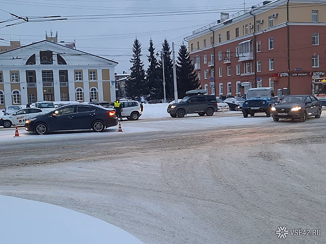 ДТП затруднило движение на оживленном проспекте в Кемерове