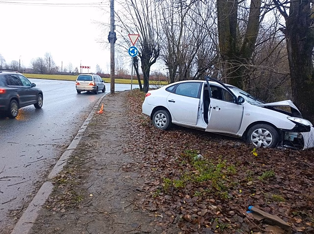 В Кирове пенсионер на Hyundai въехал в дерево