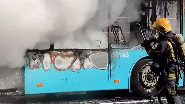 Лазурный автобус почти полностью сгорел на Ланском шоссе в Петербурге