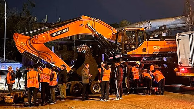 Водитель фуры снес фрагмент железнодорожного моста во Владивостоке