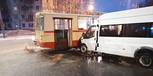 При столкновении маршрутки с троллейбусом в Йошкар-Оле пострадали 14 человек