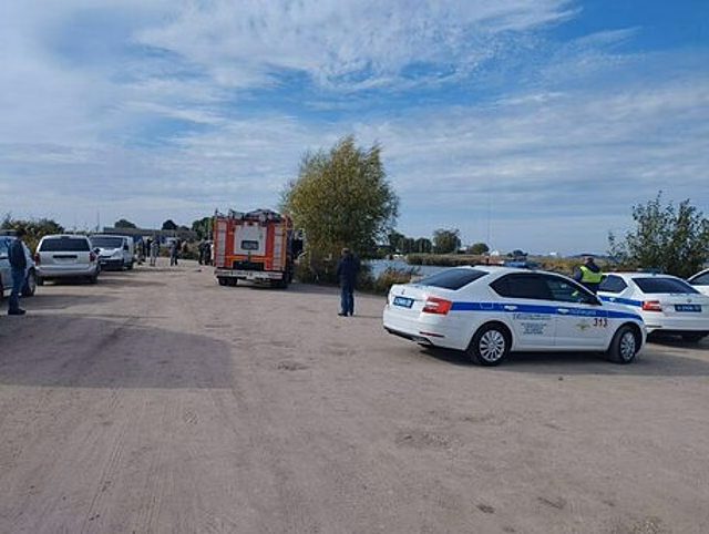 В посёлке Шоссейное под Калининградом машина насмерть сбила рыбака и упала в залив