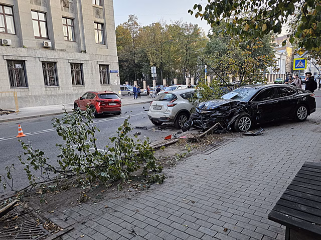 Автомобиль выехал на тротуар в центре Москвы, сбив пешехода и врезавшись в четыре машины