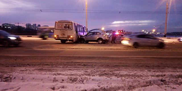 Внедорожник въехал в автобус в Кемерове