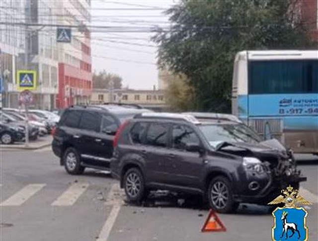 Женщина пострадала в ДТП с Toyota Land Cruiser и Nissan в центре Самары