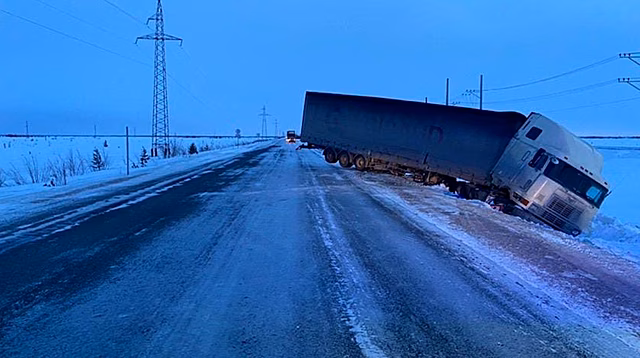 На Ямале почти сутки спасали водителя грузовика, который сдуло с трассы сильным ветром. ВИДЕО