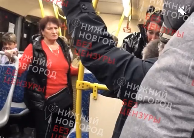 Нижегородка пыталась выбить стекло ногой, чтобы попасть в автобус №85