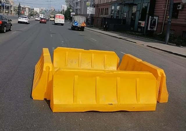 В центре Челябинска ограничат движение из-за провала в асфальте