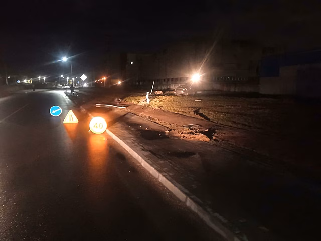 В Калининграде пьяный 18-летний водитель протаранил дорожный знак и фонарный столб