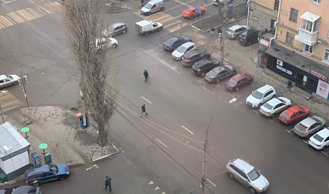 В центре Воронеже пешеходов вынуждают идти дольше по дорогам и перебегать в неположенном месте
