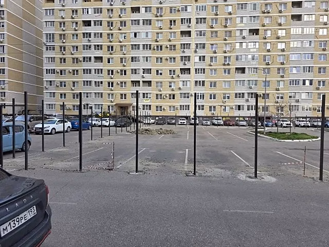 Власти Краснодара испортили парковку, чтобы раздать окна пострадавшим после атаки БПЛА.