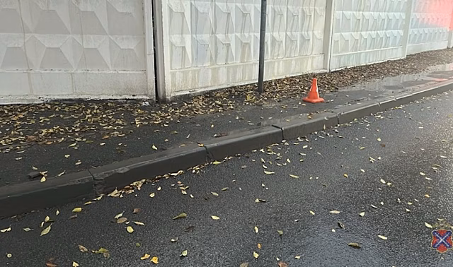 В центре Волгограда легковушка сбила пешехода на тротуаре